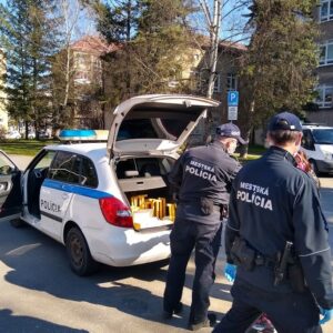 Mestská polícia Banská Bystrica pomáha zraniteľným Bystričanom v boji proti koronavírusu.