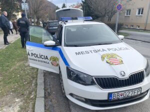 Mestská polícia v Banskej Bystrici pomáha v teréne