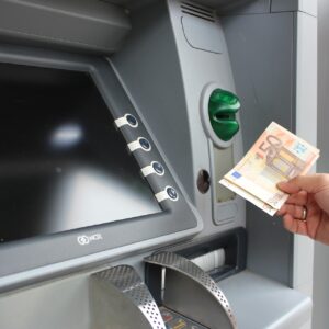 Výber peňazí z bankomatu