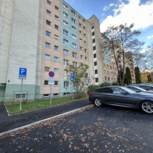 Zrekonštruovaný chodník a parkovisko na Oremburskej