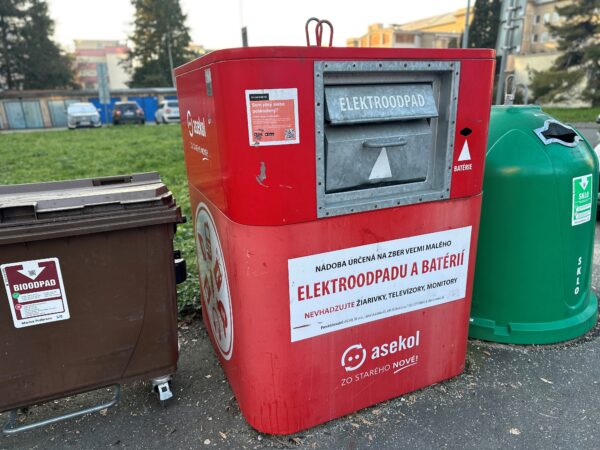 červené nádoby na drobný elektroodpad