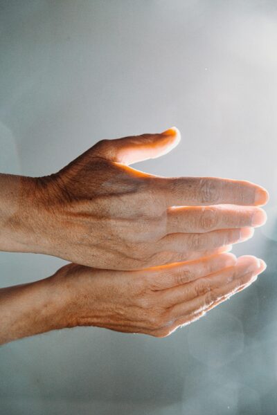hands-5366493_1920