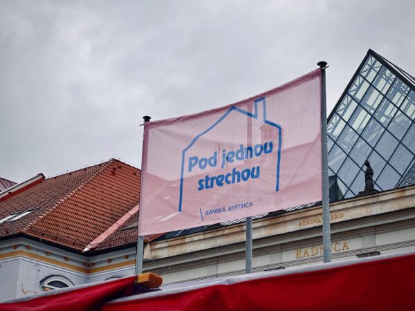 Pod jednou strechou