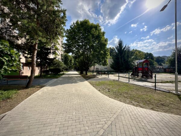 Radvanská ulica nový chodník