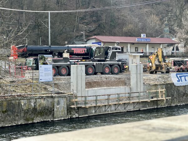 výstavba mosta pri malej stanici